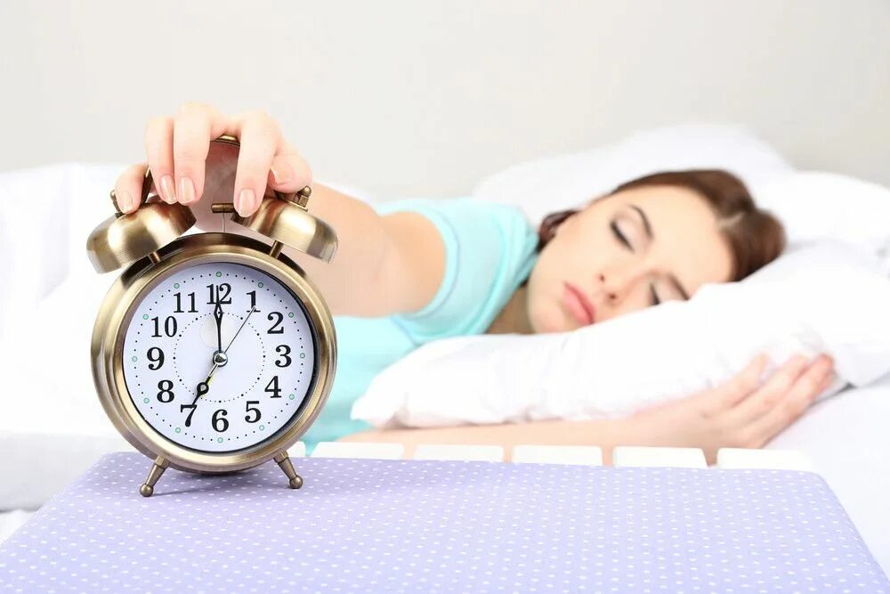 Does i get up early. Будильник утро. будильник у кровати. get up early. wake up early.