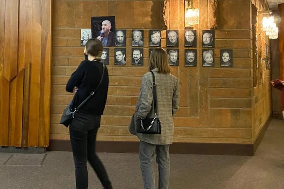 Сижу в фойе. Кехман мхат им горького. здание мхт портретное фойе. красивое фото мхат интерьер.