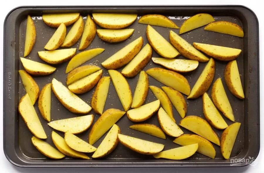 Как нарезать картошку дольками для запекания. Порезать картофель дольками. картофель на противне в духовке. ломтики картофеля на противень. картошка ломтиками в духовке.