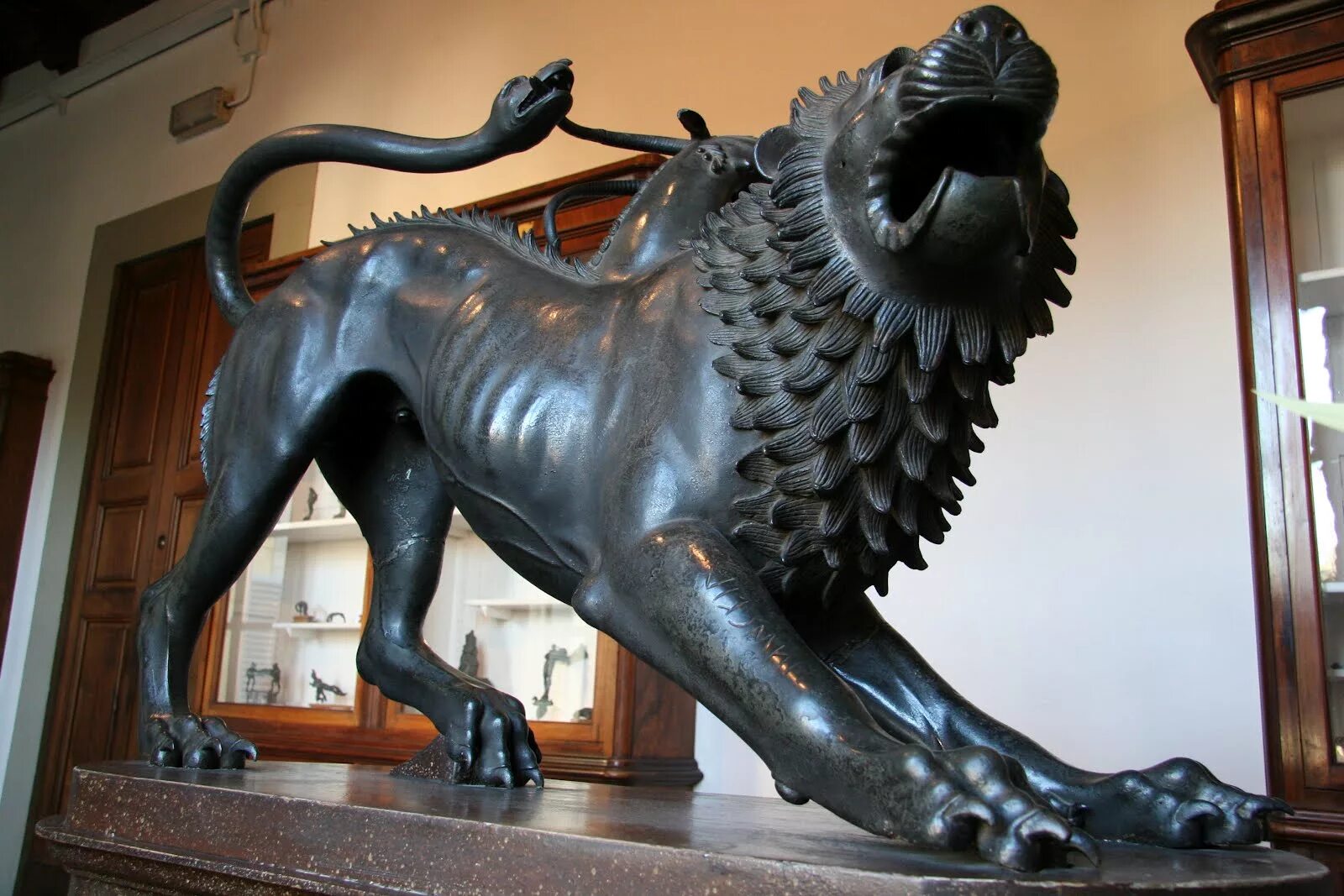 химера ареццо статуя. химера из ареццо. химера этрусская скульптура. археологический музей, флоренция. химера кадры из фильма корешков.