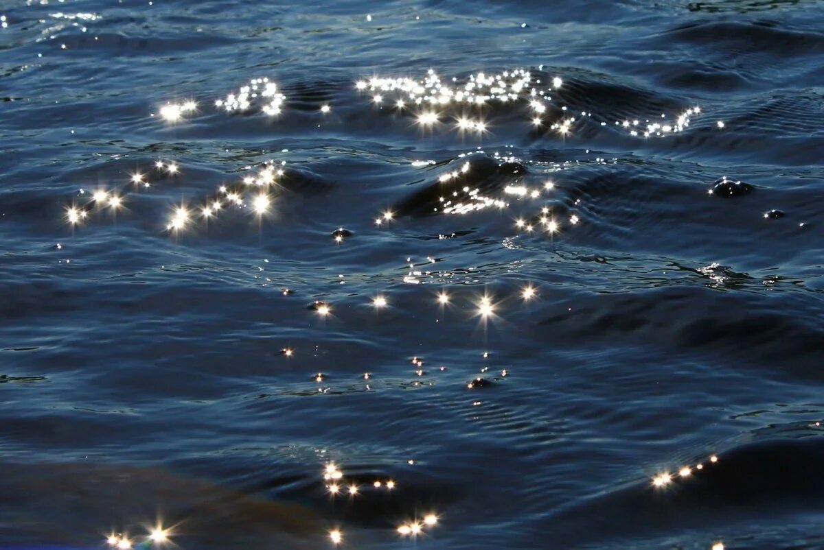 Отблески солнца играли в воде как. Блики на воде. солнечные блики на воде. сверкающее море. море блестит.