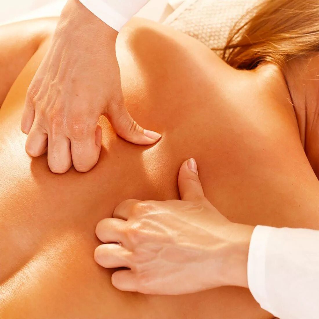 ручной массаж. женский массаж спины. общий массаж тела. женский массаж спины. общий массаж.