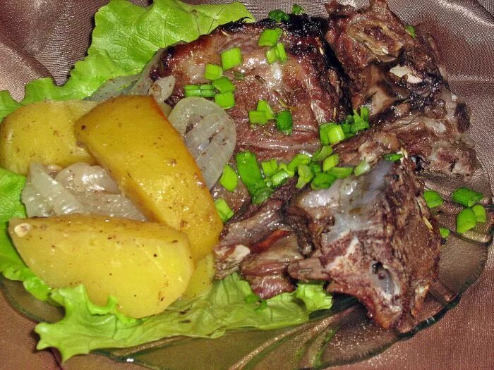 Ребра с картошкой в духовке. Говяжьи ребра в духовке с картошкой. Ребра с картошкой. Рёбрышки с картошкой в казане. Свиные рёбрышки с картошкой тушеные.