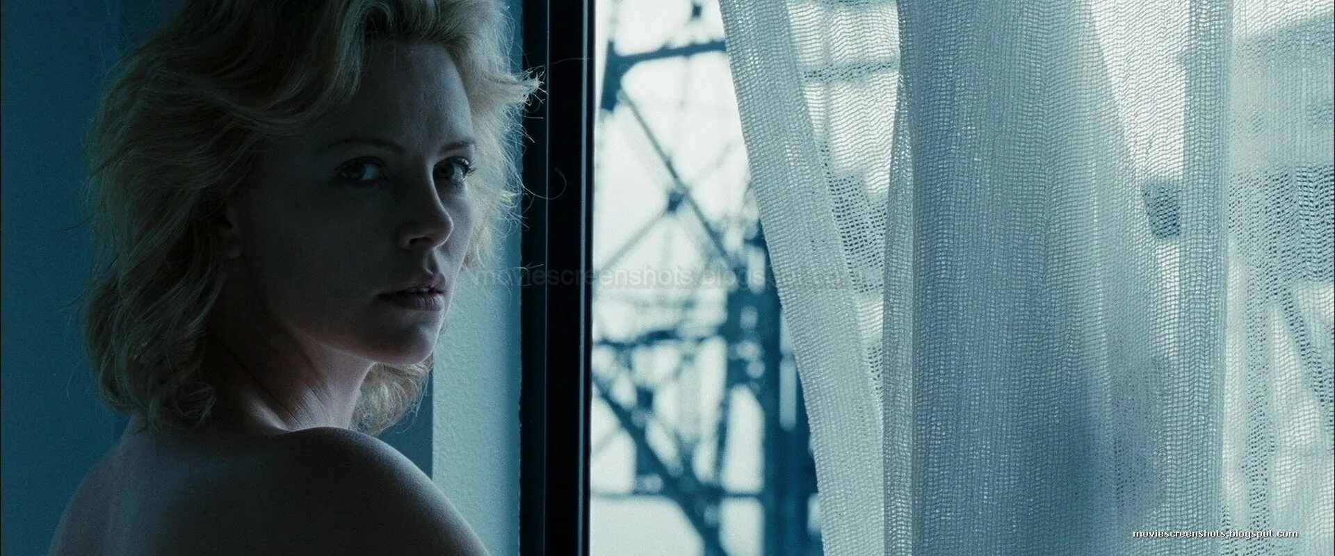 Пылающая комната. Пылающая равнина фильм 2008. Голая Шарлиз Терон в фильме Пылающая равнина. Горящая равнина фильм. Уотсон Джон "Пылающая Луна".