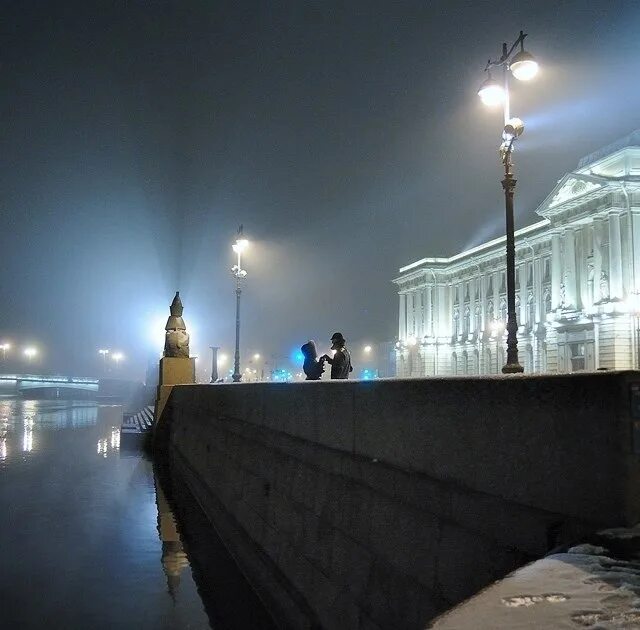 Петербург вечером. Санкт-петербург туман. Темная улица с фонарями. Солнце в тумане. Луч света во тьме.