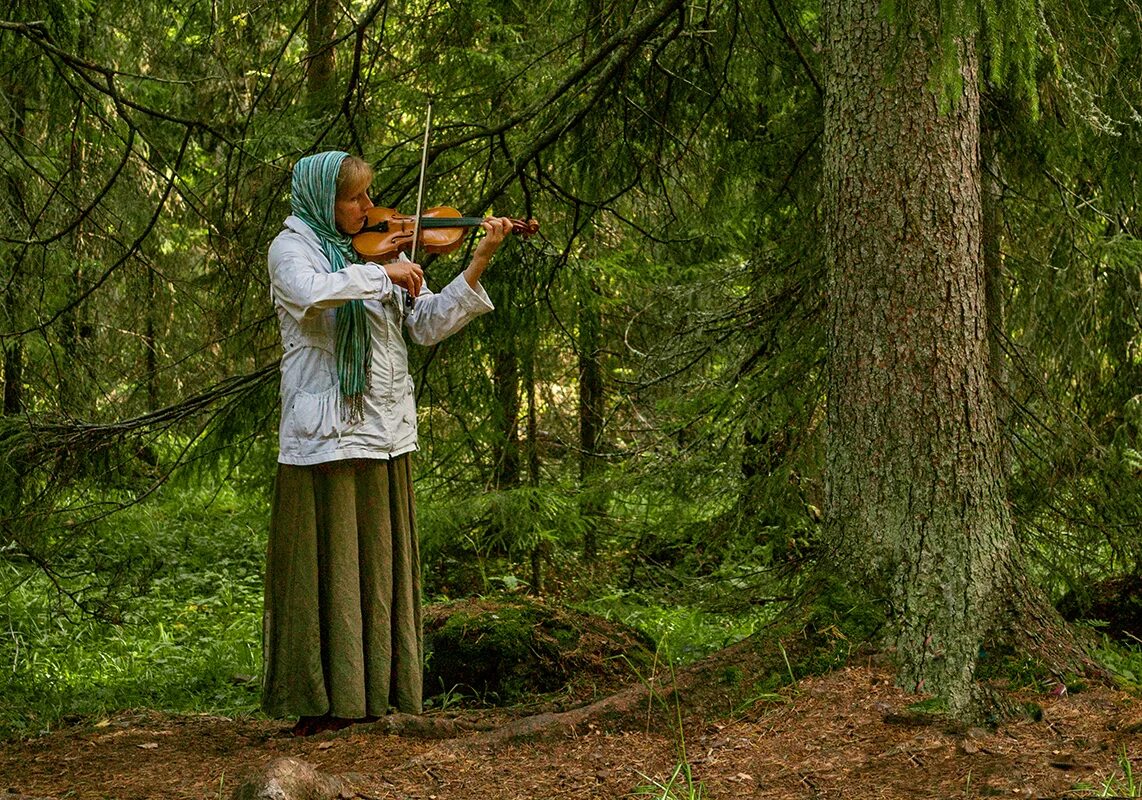 И снова одиноко поет девушка. Девушка со скрипкой в лесу. Музыканты в лесу. Фотосессия со скрипкой на природе. Лесная скрипка.