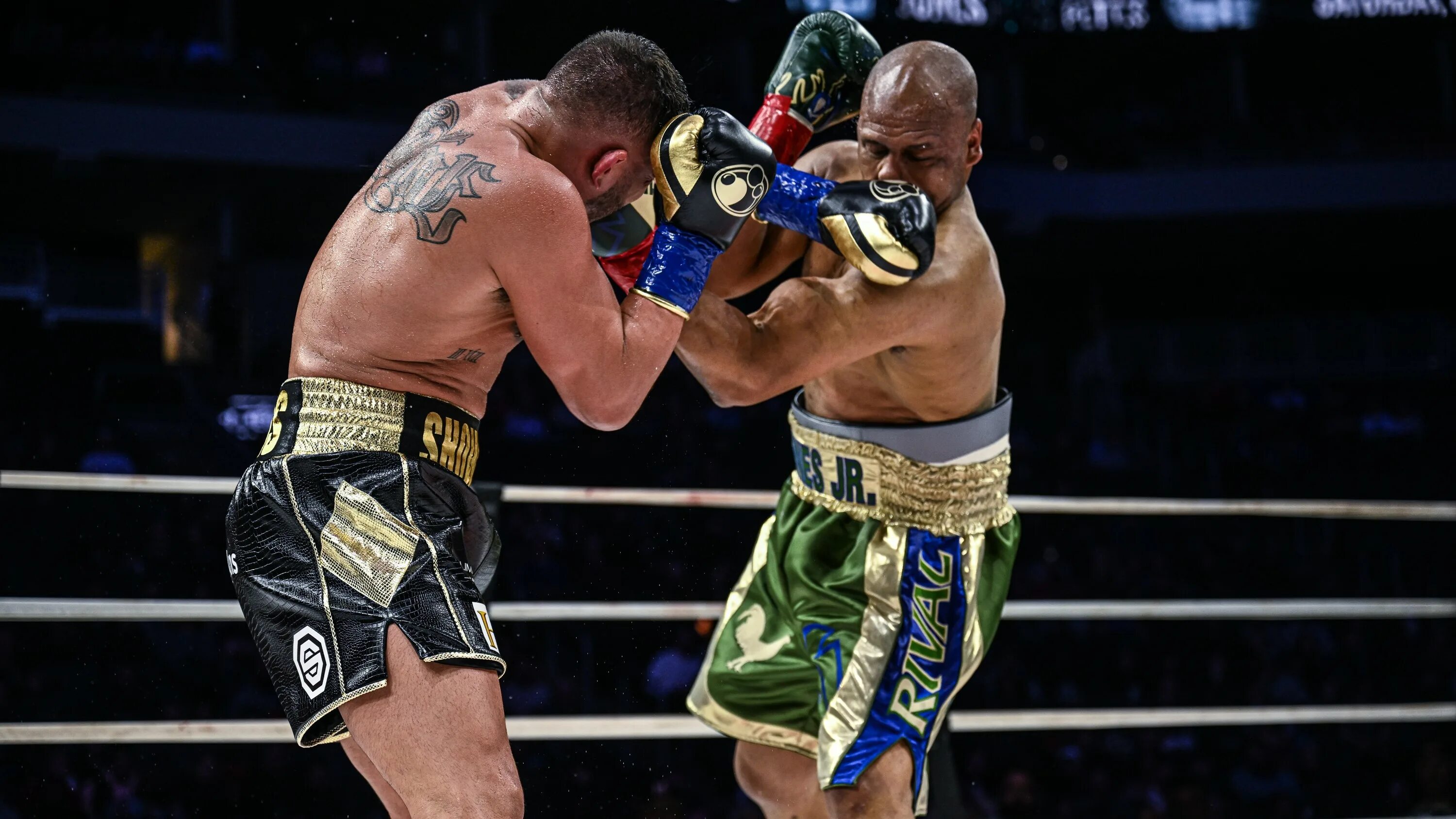 Джон джонс поражение. Боксер Рой Джонс младший. Джонс Петтис. Roy Jones Jr vs Anthony Pettis.