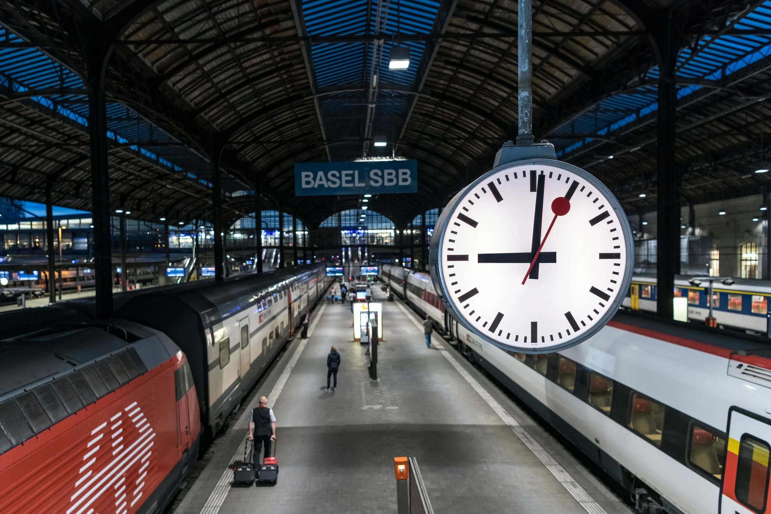 Swiss Railway Clock. Швейцарские Вокзальные часы. Швейцарские часы на вокзале. Часы Вокзальные в Швейцарии. 16 часов на поезде