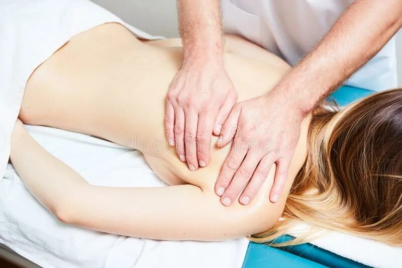 массаж спины. массаж тела. тайский массаж для женщин. фото девушек на массаже. девушка на массажном столе.