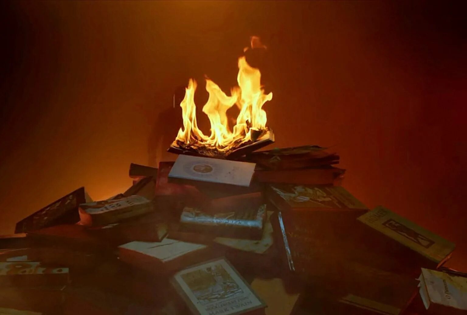 Горящая книга. Горящая книга в руках. Сгоревшая бумага. Горящие книги. Эстетика книги 451 градус по фаренгейту.