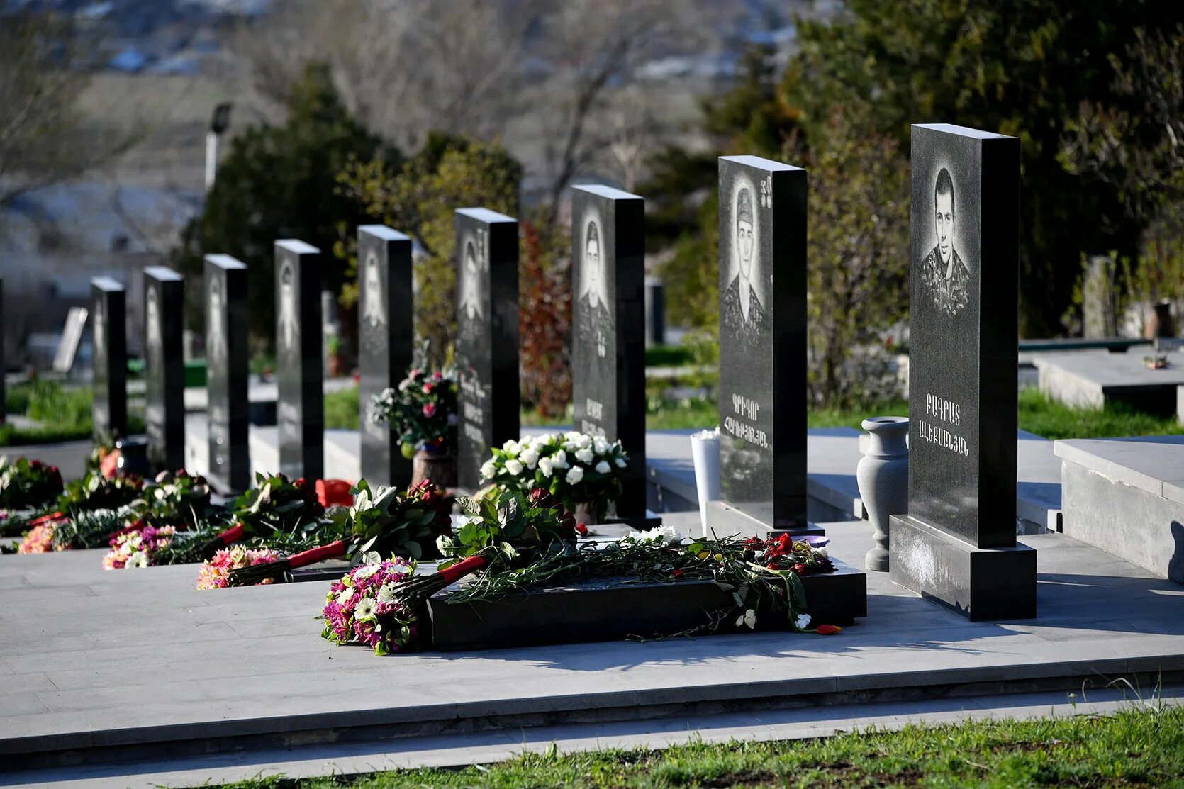 Новости войны 5 апреля. Армянский кладбище Ераблур. Армянское кладбище военных. Ераблур кладбище героев. Кладбище героев в Армении.