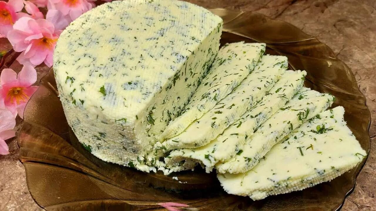 Сделать домашний сыр из творога рецепт. Сыр с зеленью. Сыр из творога. Домашний сыр с укропом. Домашний творожный сыр из кефира.