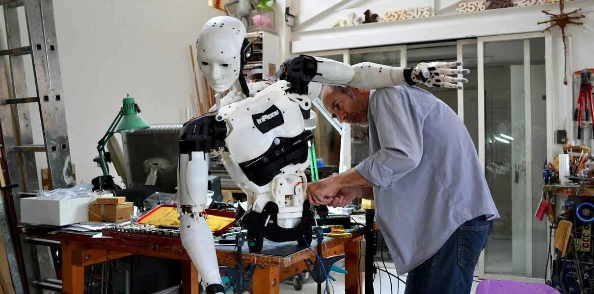 Тема человек и робот. Современные роботы. Роботы созданные человеком. Проектировщик домашних роботов. Робот который собирается.