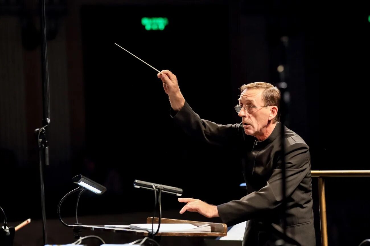 Театр оперы и балета дирижер. Синьковский дмитрий театр оперы дирижер. Артём абашев, главный дирижер пермского театра оперы и балета. Дирижеры театр оперы и балета екатеринбург. Абашев пермь дирижер.