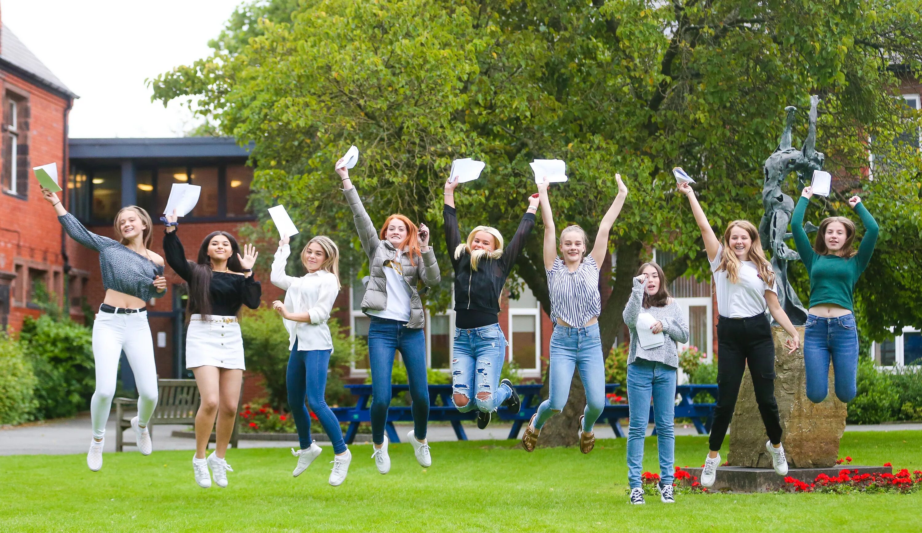 Выпускник школы будущего. Выпускные экзамены в Британии. GCSE экзамен. GCSE фото. Performing Schools.