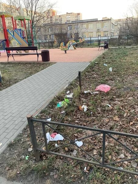 Детская площадка с мусором. Проблемы двора.