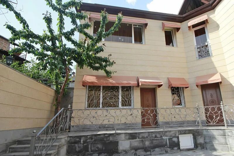 Дом африкянов ереван. Yerevan house. Yerevan house. Yerevan house. Отель холидей ереван улица.