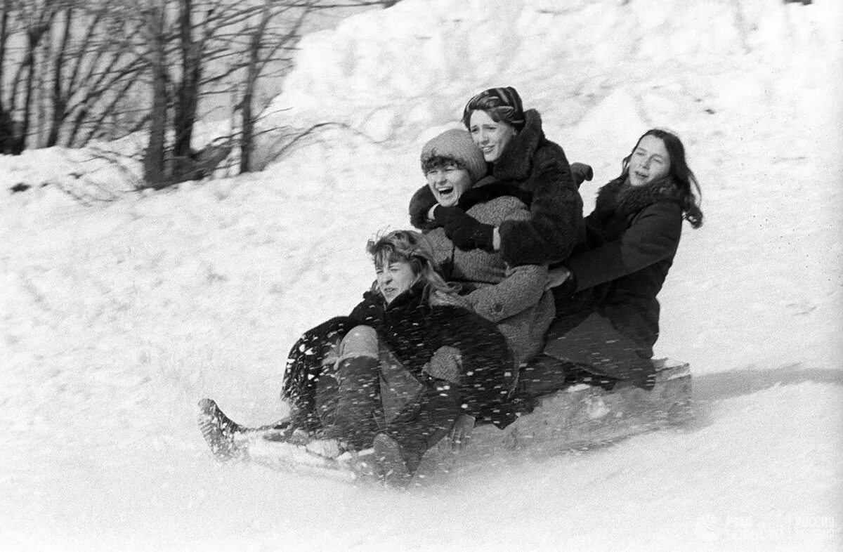 Снежки санки. Советское детство . Катание с горки. Катание с горки зимой. Советские дети катаются с горки. Советское детство зима.