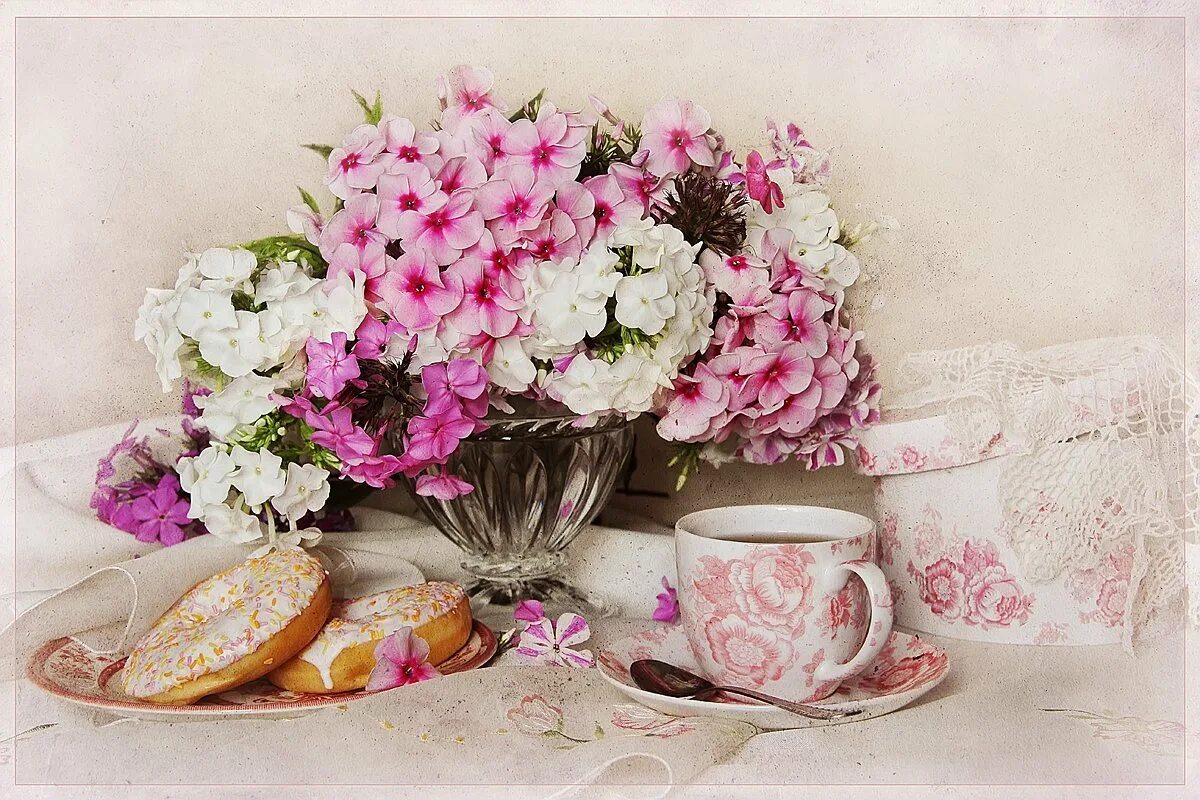 Букеты утро. Завтрак с цветами. Утренний букет. Нежный букет в чашке. Утро цветы.