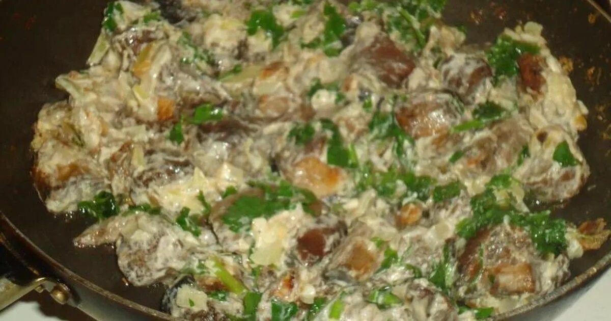 Вкусные грибы в сметане. Жареные грибы со сметаной. Свинина с грибами на сковороде со сметаной. Грибы жареные со сливками. Мясо с грибами и сливками.