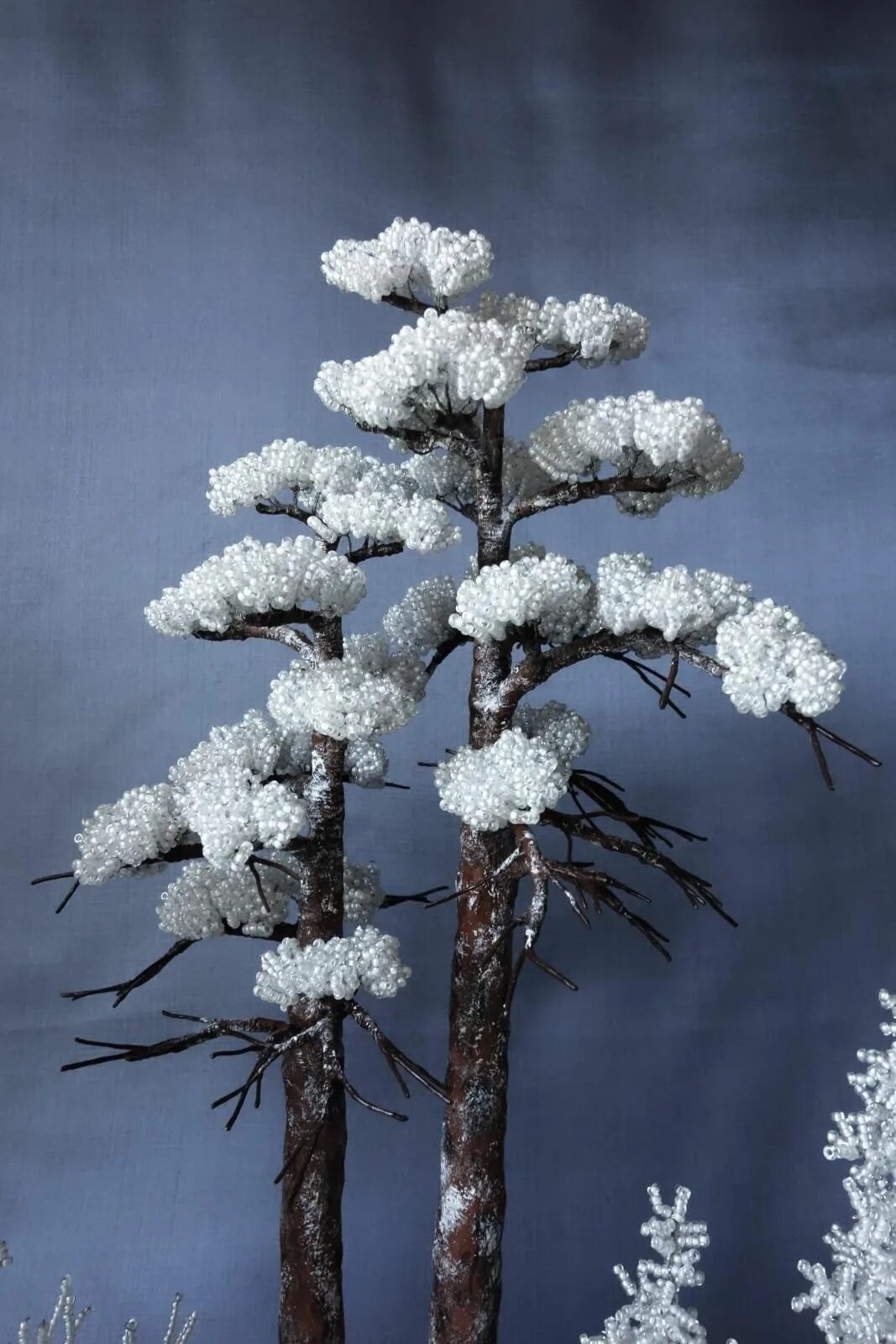 зимние деревья своими руками для детского. поделки из веточек деревьев в садик. зимнее дерево из бисера. деревья из бисера зимние композиции. зимняя композиция из бисера.