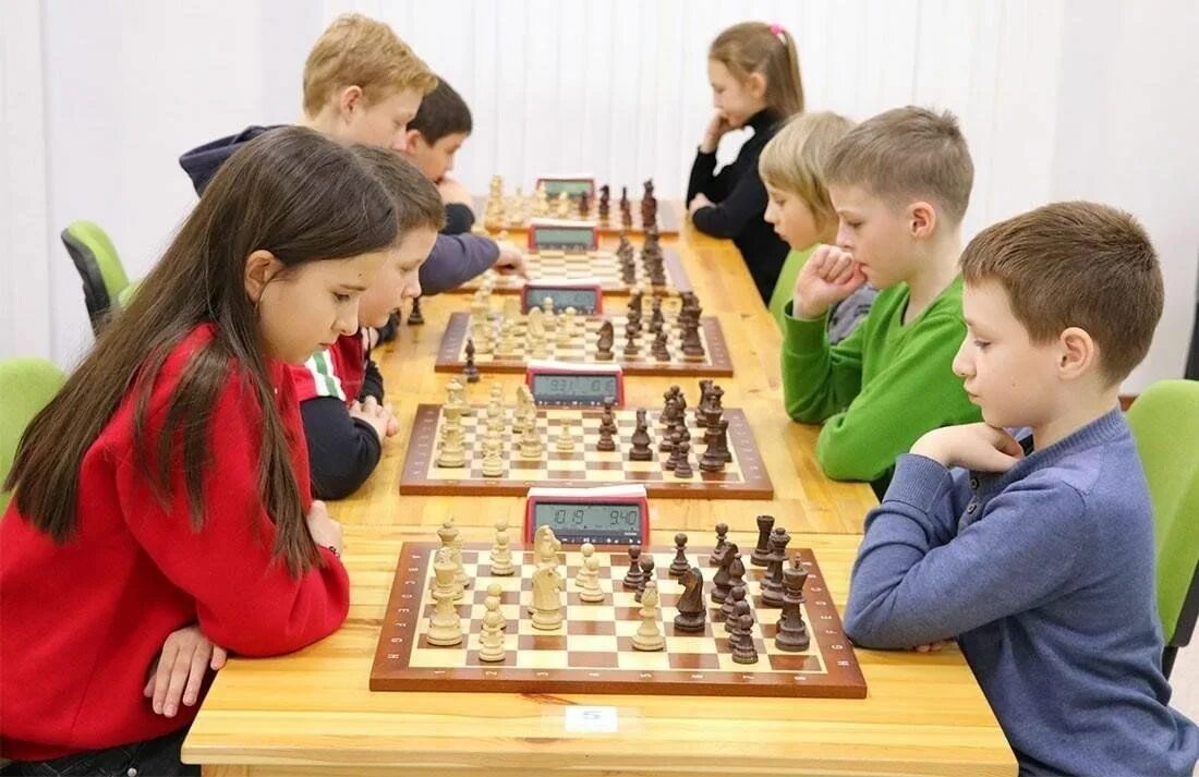 Шахматы для детей. Шахматный кружок для детей. Дети играют в шахматы. Шахматы занятия.