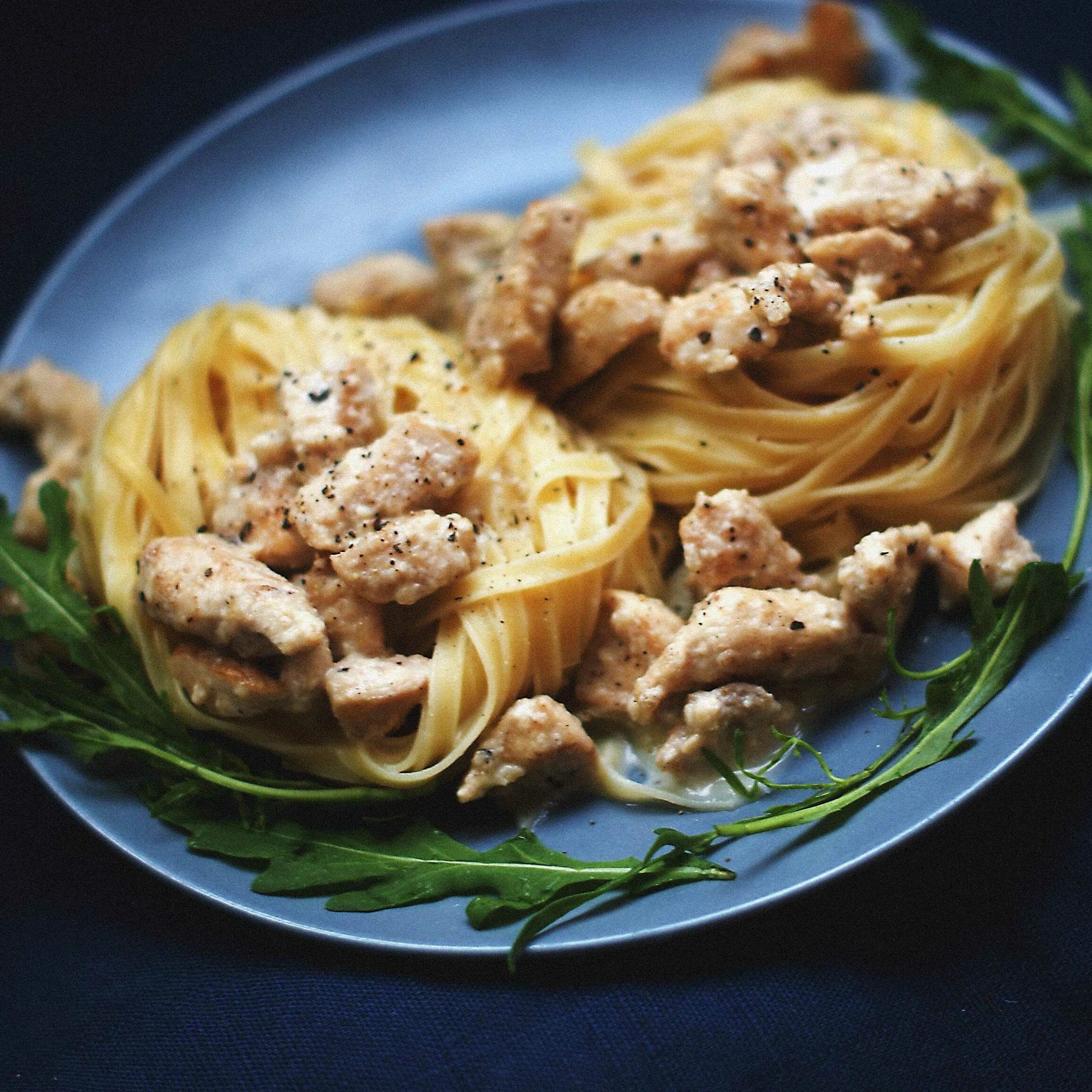 Тальятелле с курицей. Гнезда фетучини. Макароны с курицей и грибами в сливочном соусе. Фетучини с индейкой. Така с курицей рецепт