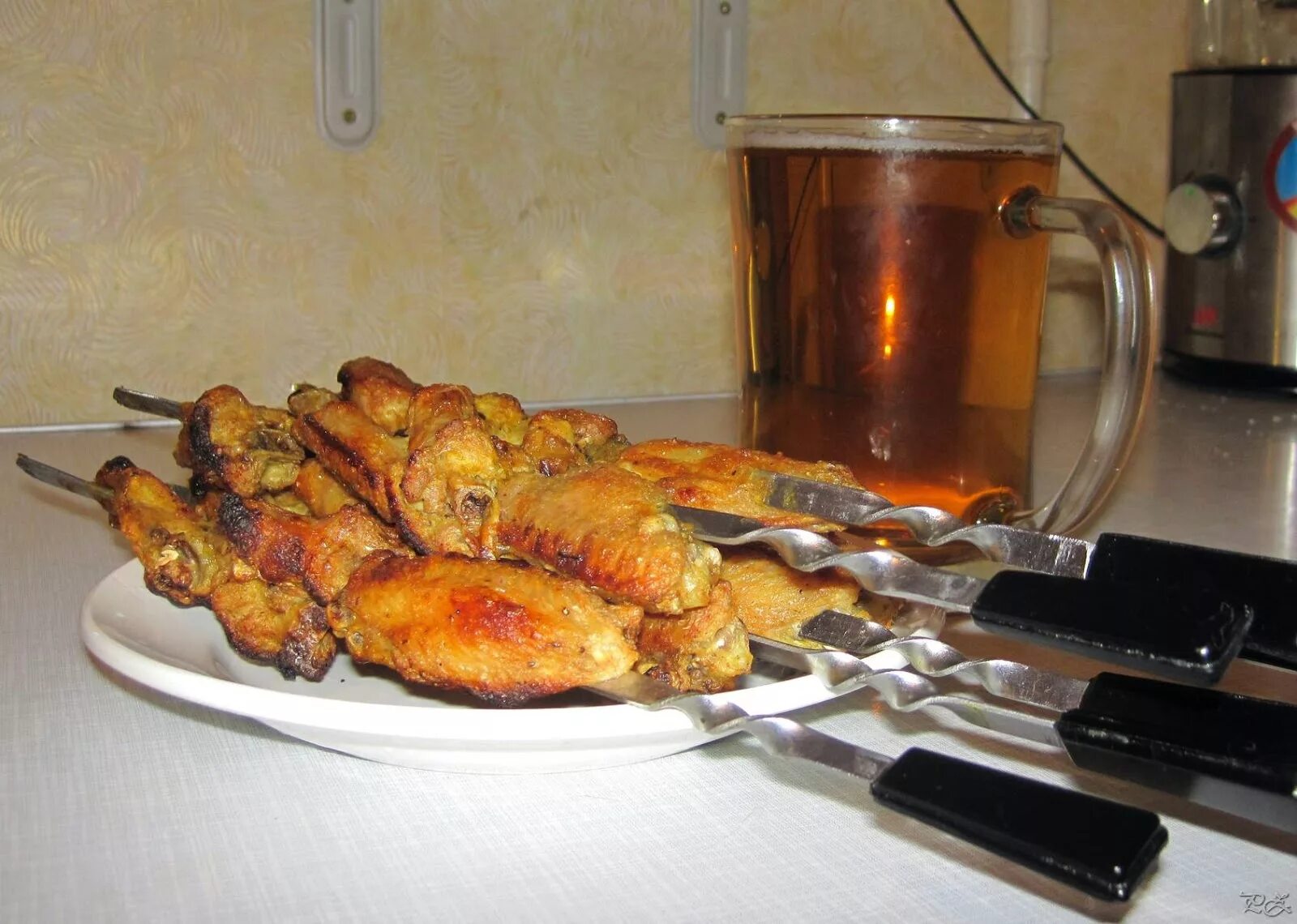 Шашлык в электрошашлычнице рецепты. Куриные крылья в электрошашлычнице. шашлык в электрошашлычнице. куриные голени в электрошашлычнице. шашлык из куриной грудки в электрошашлычнице.
