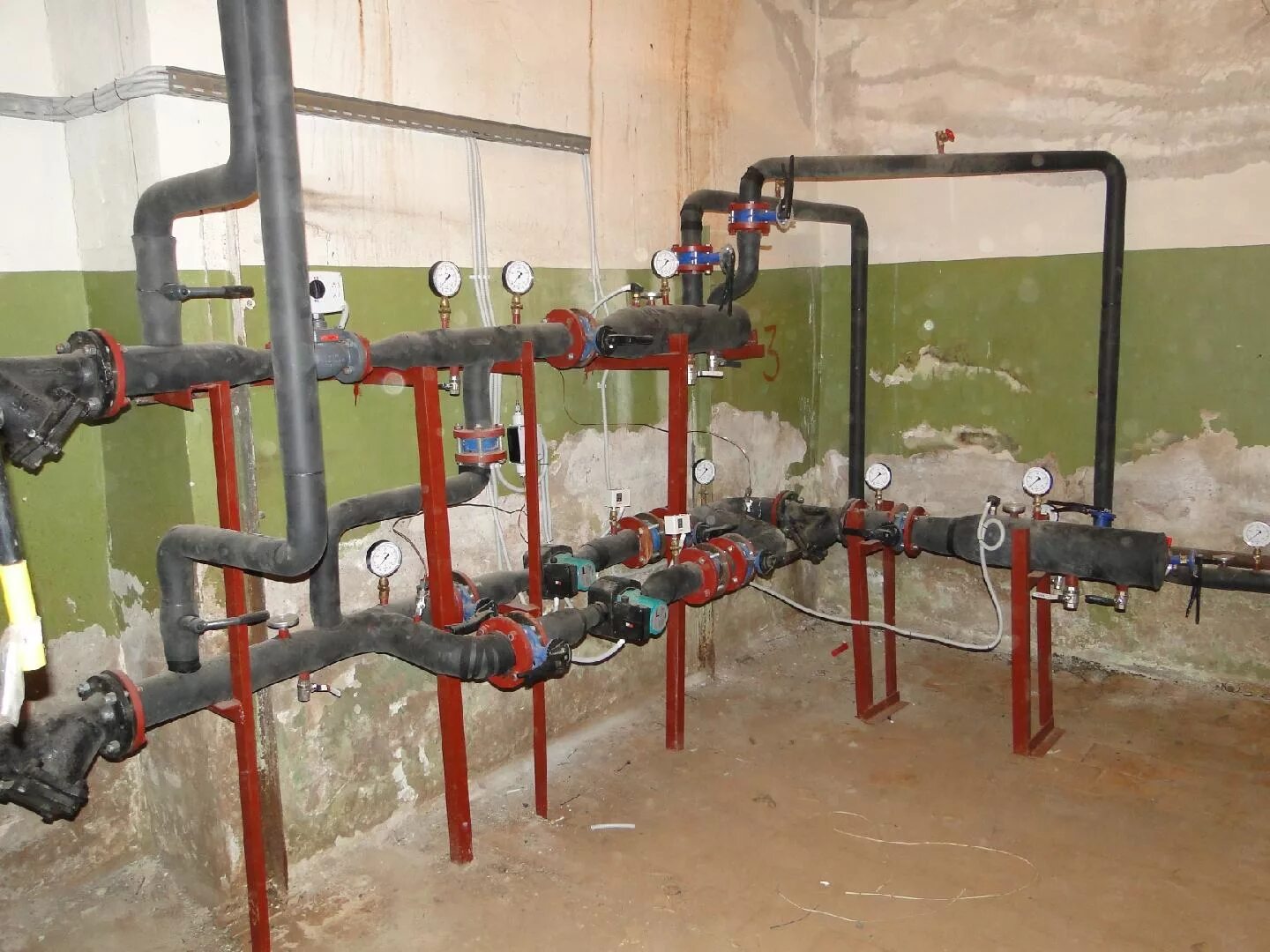 Изоляция труб отопления в цтп. Гребенка отопления в многоквартирном доме. Монтаж итп, цтп, систем отопления. 0 данфосс. Теплоизоляция для труб отопления в итп.