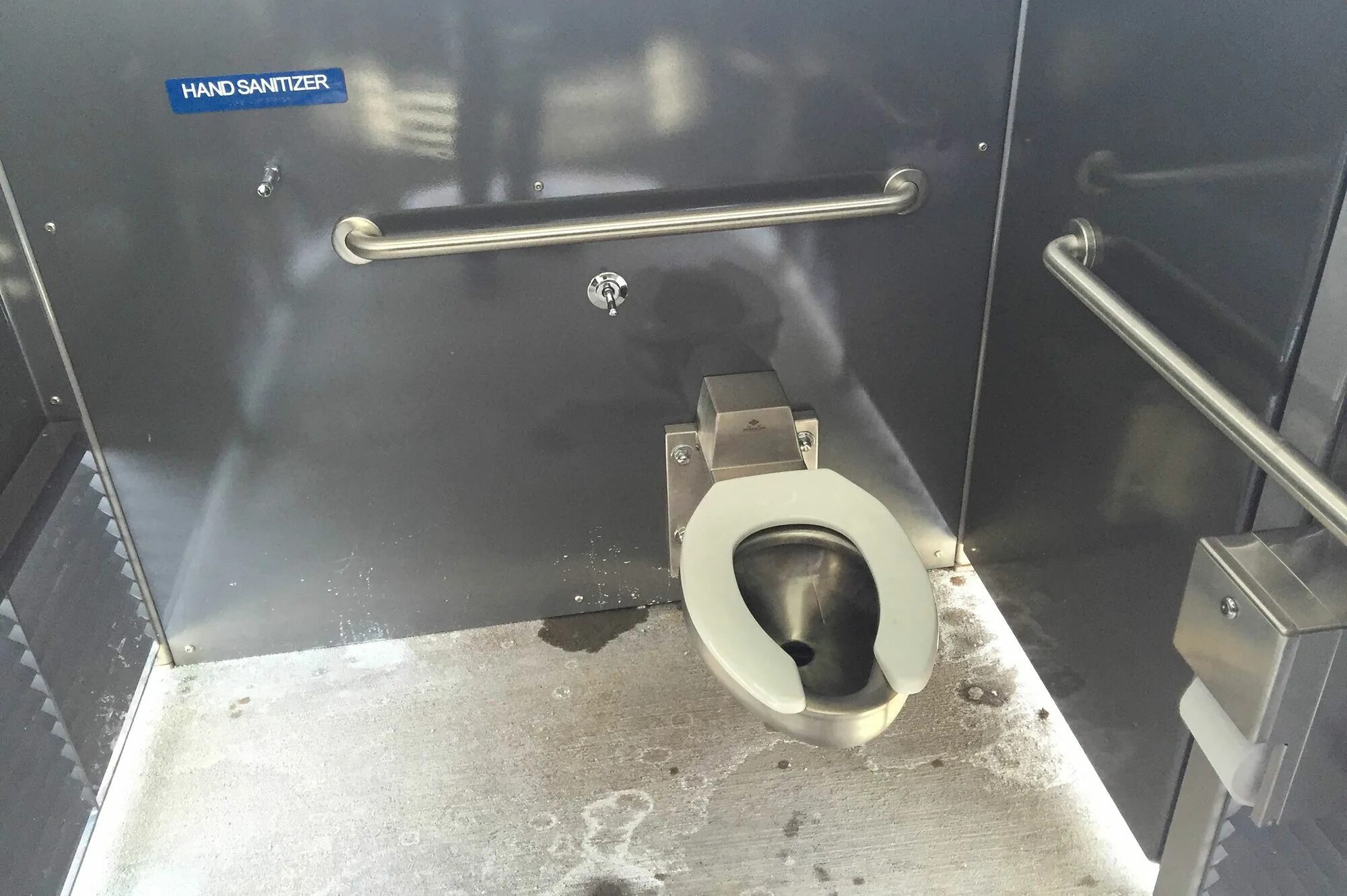 Изображение туалета. Туалет с писсуаром и унитазом. Toilet me. Срачели прикол. Toilet me.