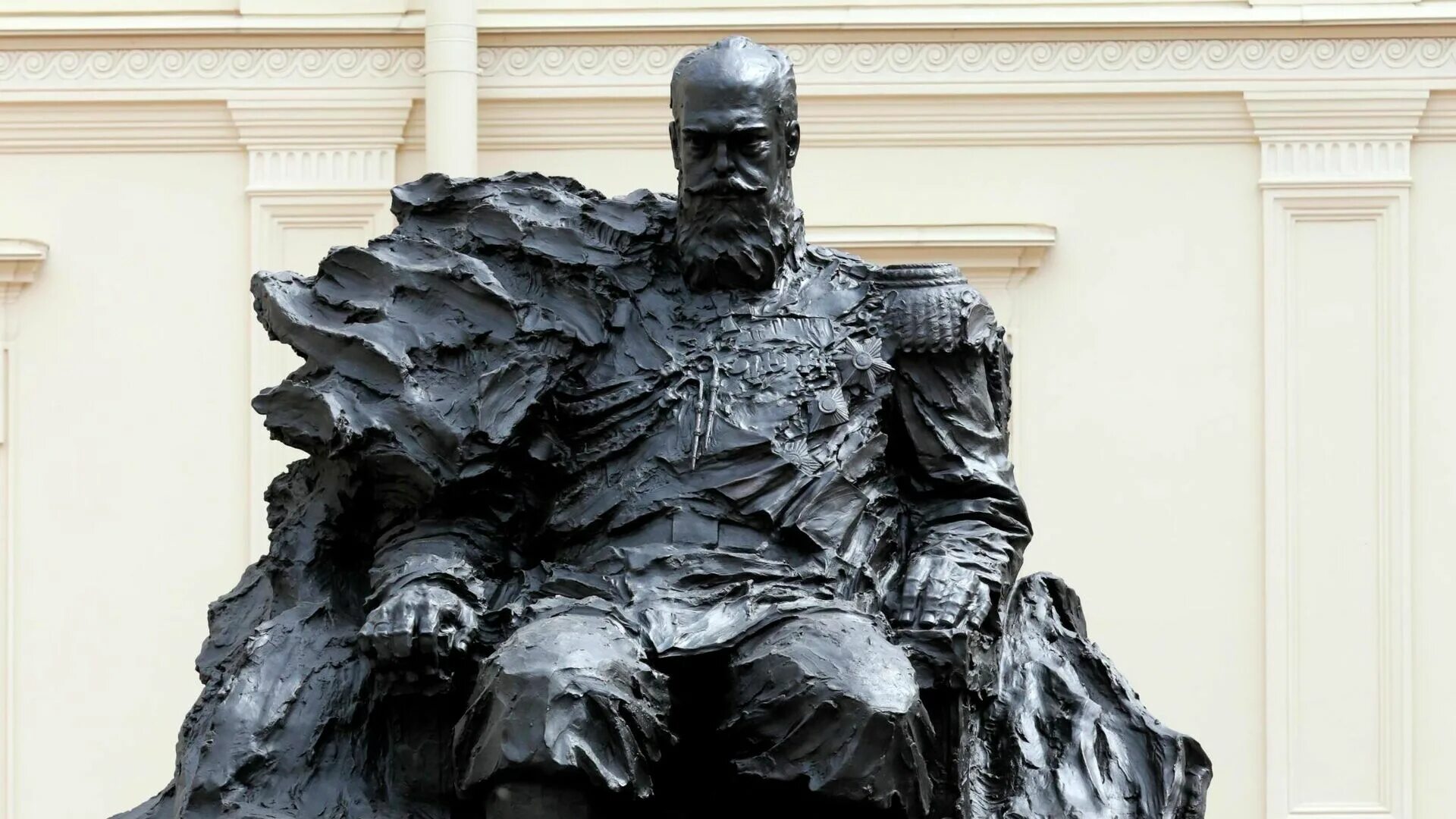 Памятник ошибкам. Александр 3 памятник в гатчине. новый памятник александру 3 в гатчине. памятник императору александру 3 в гатчине. памятник александру 3 в гатчине в 2025.