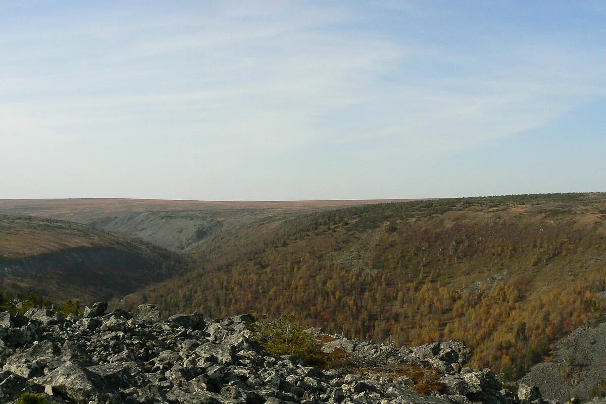 Хребет кваркуш пермский край. Кутурчинское белогорье мегалиты. Кузнецовском плато. Горная шория мегалиты пирамида. Горная шория мегалиты.