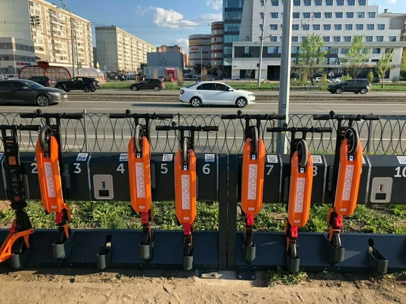 Самокаты казань приложение. Шеринг самокаты в казани. парковка для самокатов в казани. оружейный 41 парковка самокатов. samokat sharing екатеринбург.