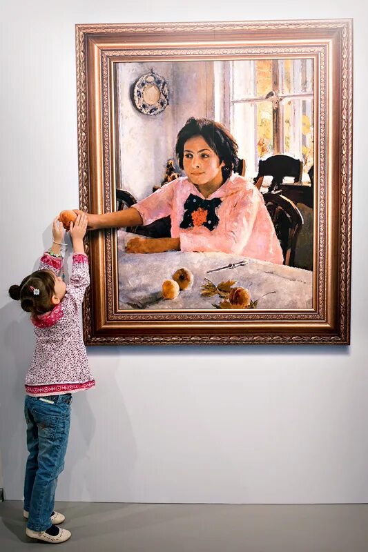 Девочка с персиками картина галерея. Девочка с персиками картина. Девочка с персиками картина в.а.Серов. Девочка с персиками в раме. Картина девочка с персиками в галерее.