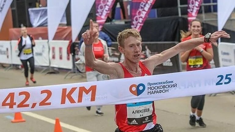 Московский полумарафон награждение. Московский марафон 24 финиш. Победители марафона в москве. Парижский полумарафон 2024. Победители марафона в москве.