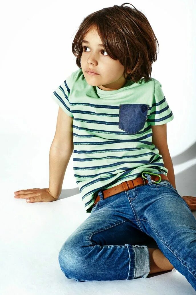 Мальчик в джинсах фотомодель. Мальчик модель Jeans. Модель бойс. Красивые позы для детей мальчиков. Little boy child