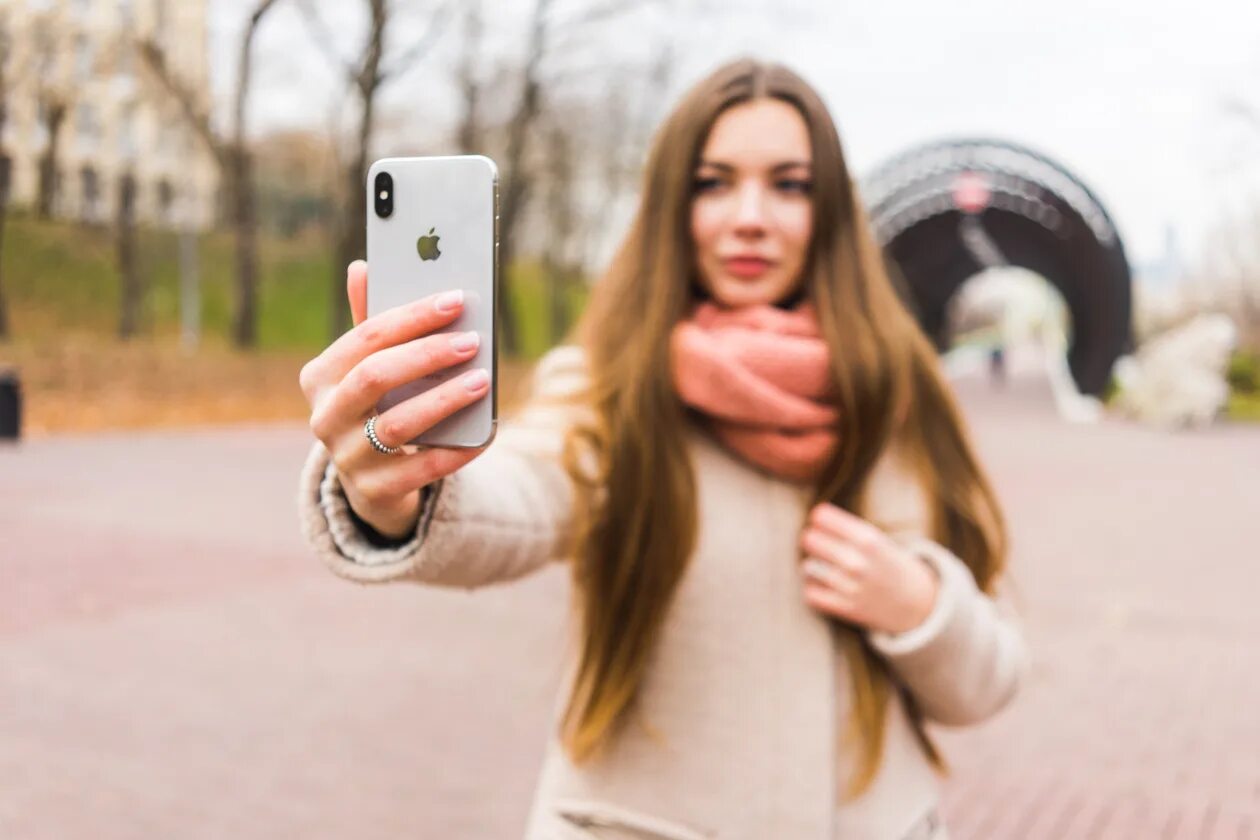 кендалл дженнер селфи 2021. женские красивые руки селфи. рука девушки. кендалл дженнер селфи. девушка с телефоном в руках.