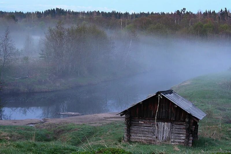 Вдали гремело. Река Водлица Вологодская область. Изба у реки. Деревня в тумане. Банька на берегу реки.