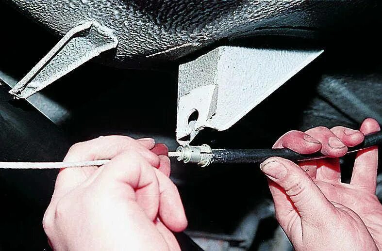 Натяжитель ручного тормоза ваз 2114. Болт ручника ваз 2107. Кронштейн троса ручника ваз 2107. Кронштейн ручного тормоза ваз 2110. Трос ручника ваз 21099.