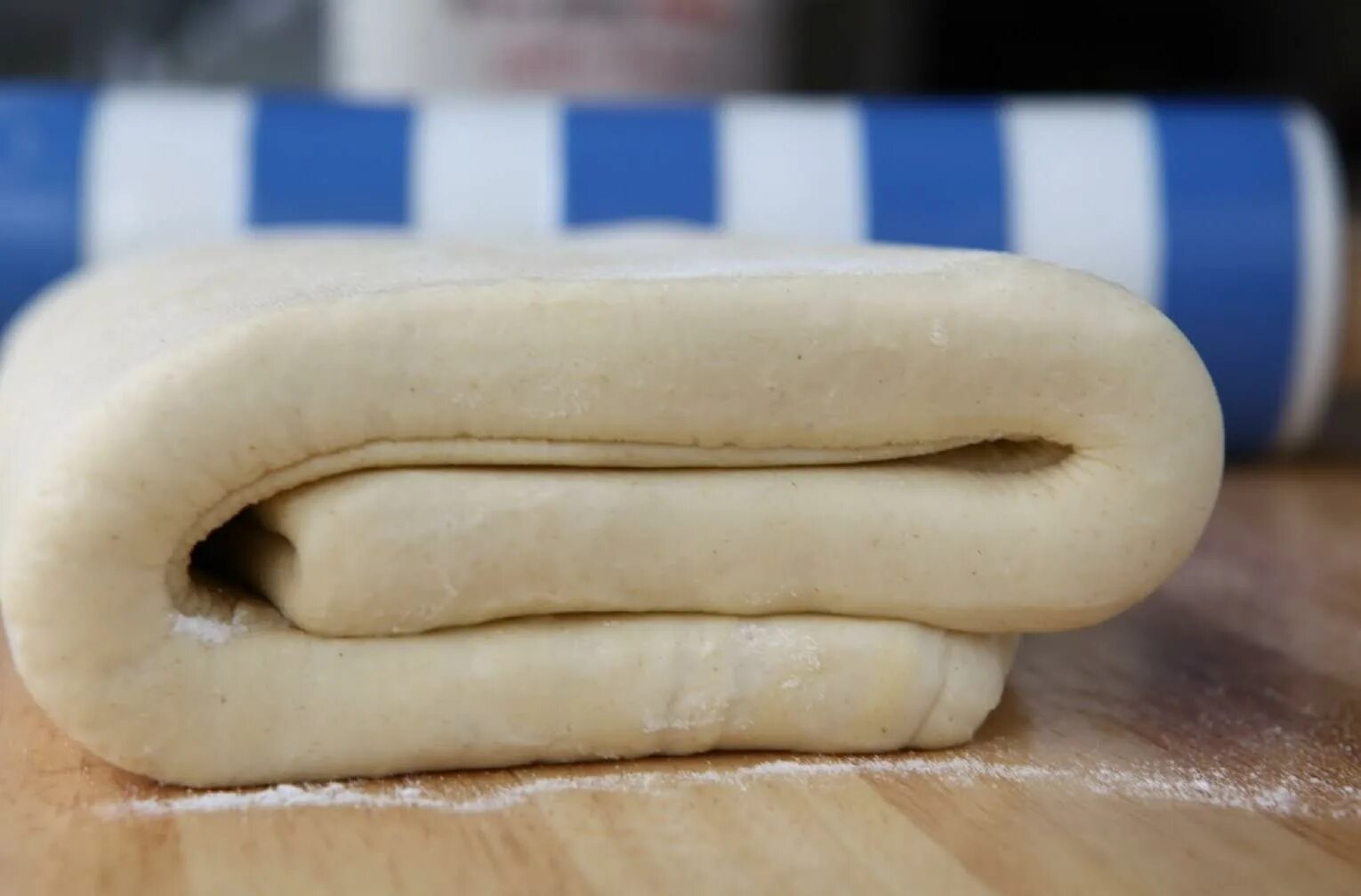 Пресное слоеное тесто. Тесто. Слоеное тесто готовое. Слоено дрожжевое тесто видео. Слоеное тесто.