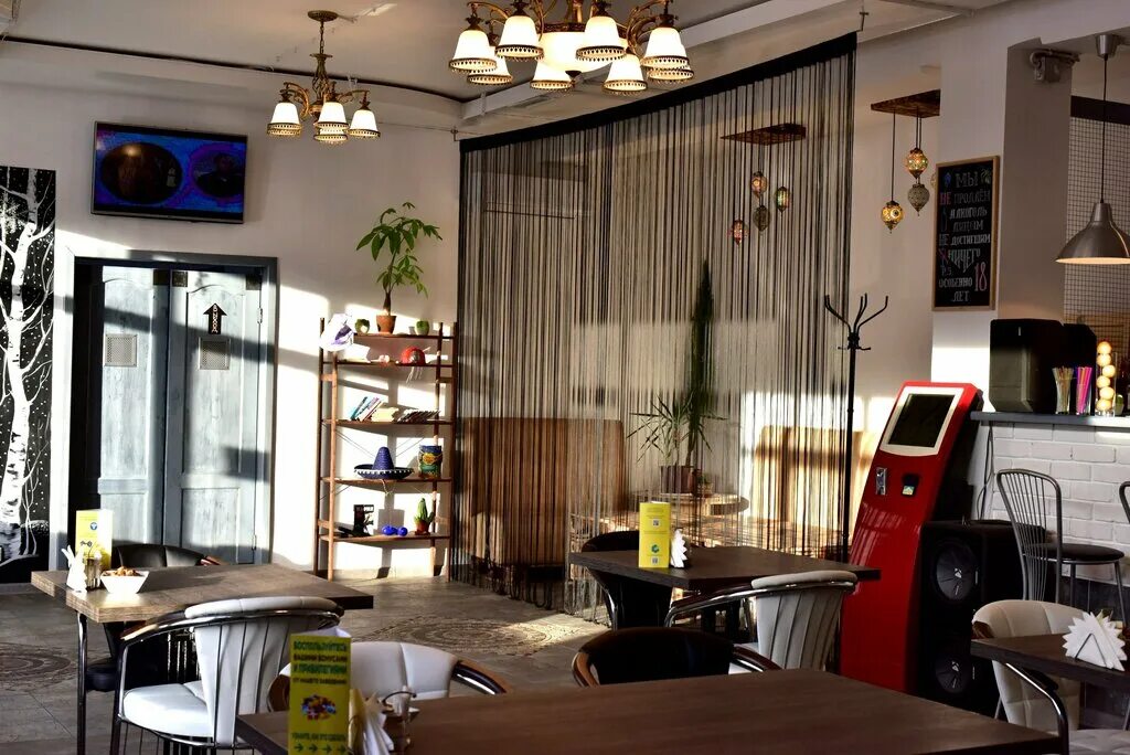 кафе13бар. мужчина с друзьями в баре. кофейня из сериала друзья central perk. сериал друзья сентрал парк. кафе 13 друзей отзывы.