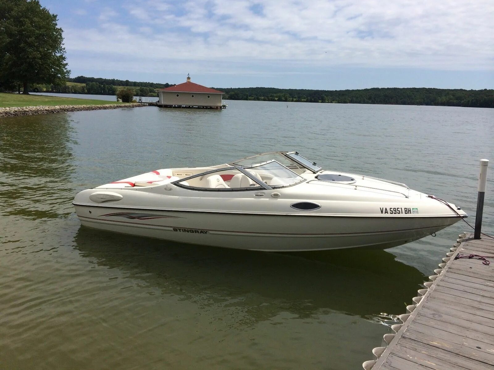 Sea ray 540 sundancer. Моторные лодки и катера. Катер stingray 510r. Катер обычный. Моторная лодка.