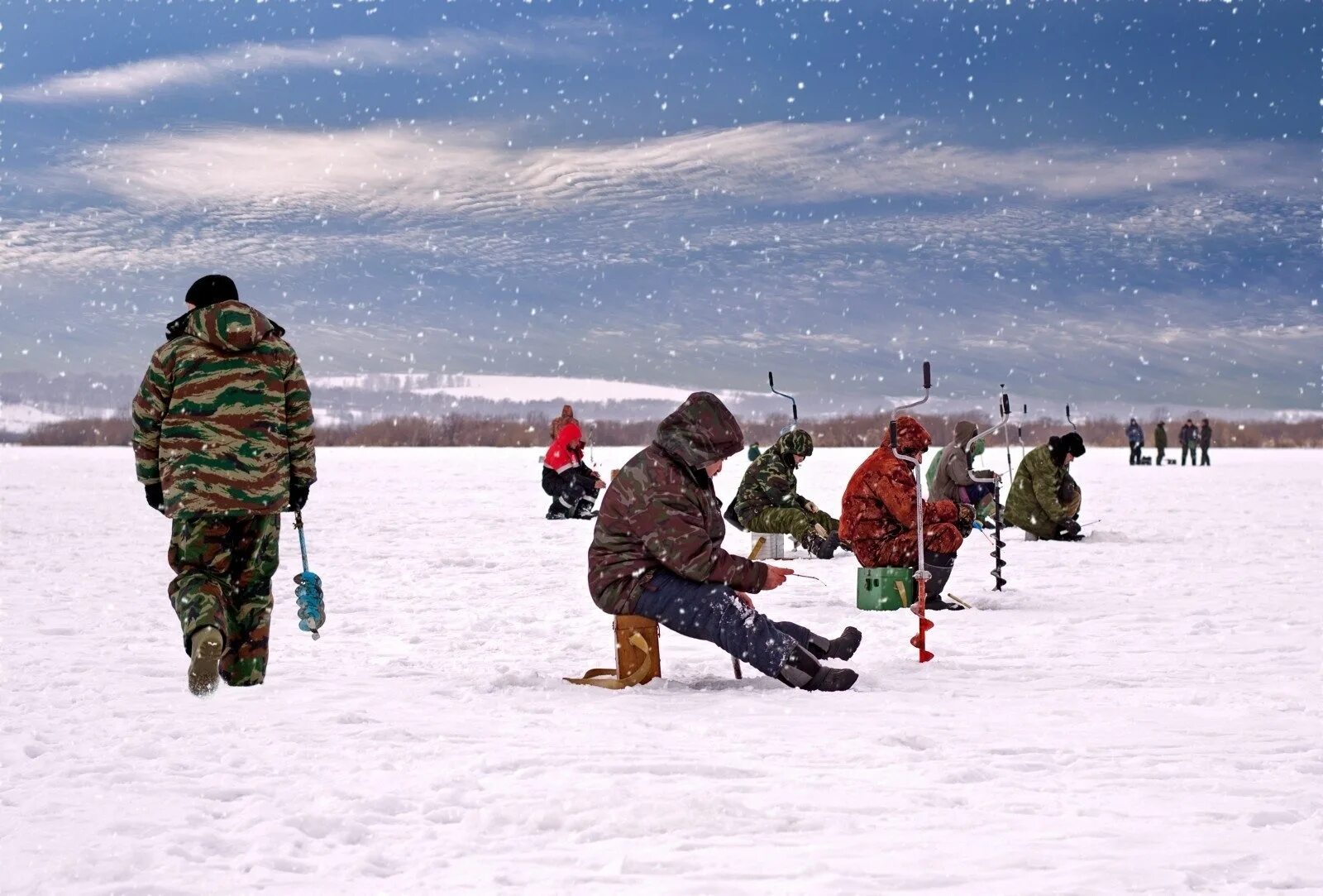 Подледный лов рыбы. Зимняя рыбалка. Подледная рыбалка. Рыбаки на льду. Зимняя рыбалка на льду.