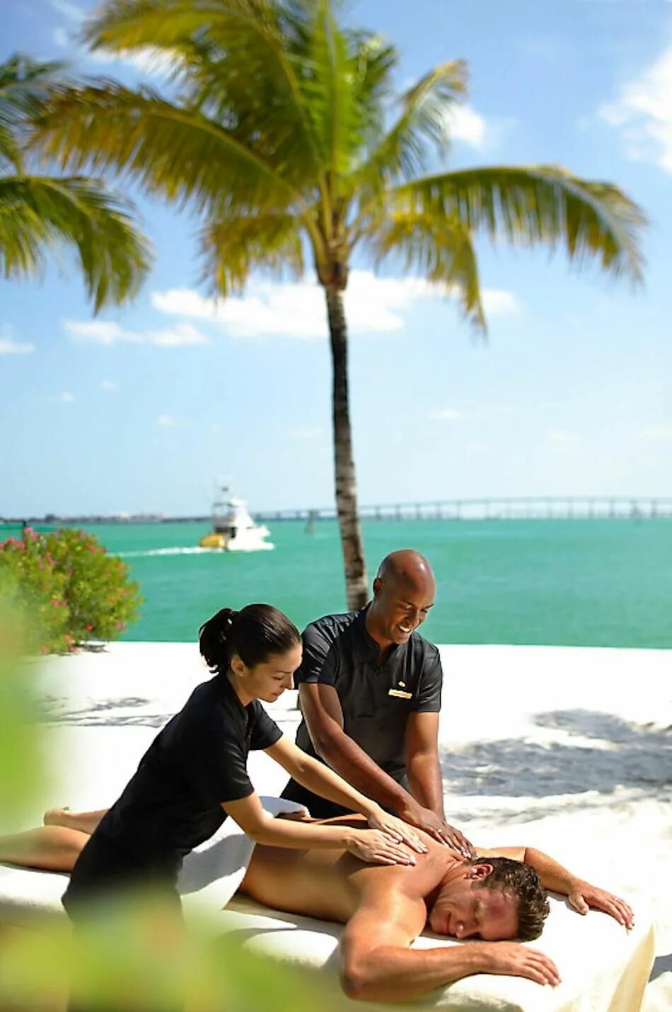 Beach massage. Массаж на пляже. Массаж пальмы. Массаж на море на пляже. Массаж на пляже картинка.