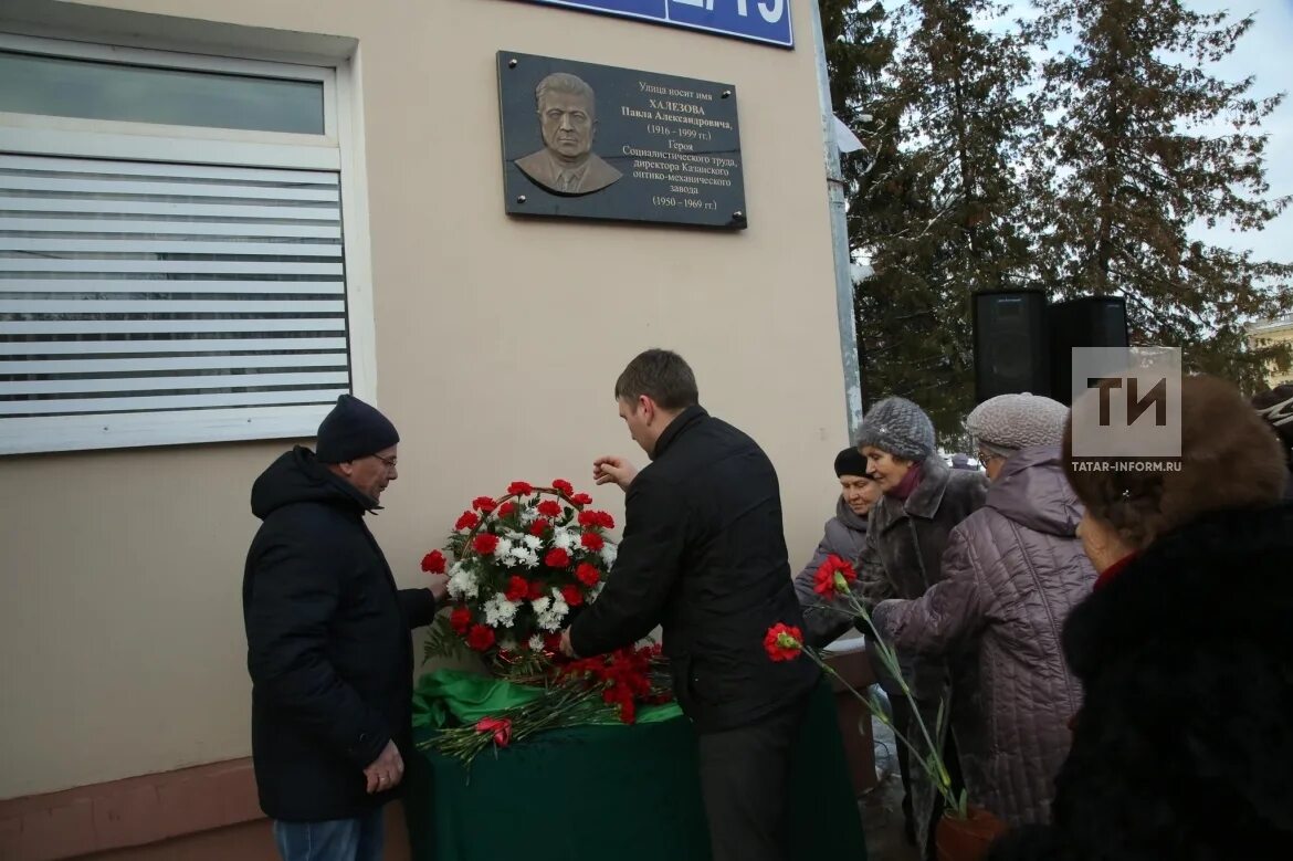 Открытие мемориальной доски. Митинг посвященный открытию мемориальной доски в школе. Украшение митинга к открытию мемориальной доски. Мемориальные доски Кургана.