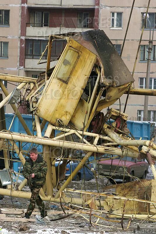 Падение подъемного крана. Упал кран. падение башенного крана. упавший подъемный кран. упавший строительный кран.