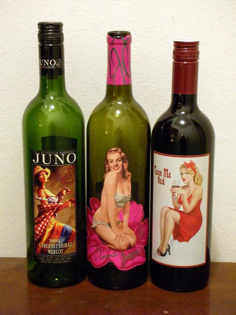 Вино с мужчиной на этикетке. Бутылка с вином. Вино с этикеткой художники. Вино с эротической этикеткой. Вино с женщиной на этикетке.