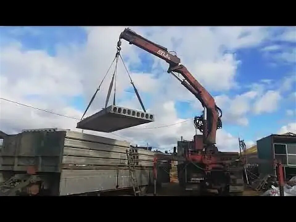 Разгрузка плит перекрытия. Разгрузка плит перекрытия краном. Укладка бетонных плит. Выгрузка плит. Длинномер шаланда жби.