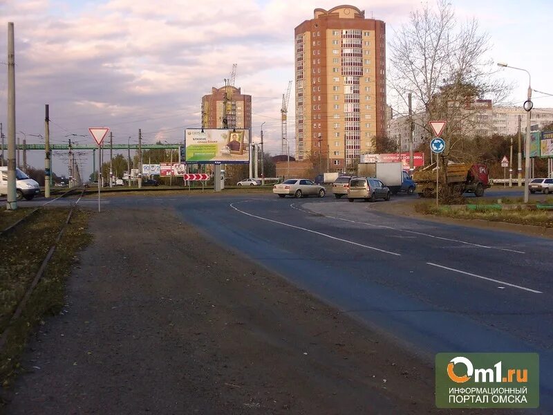 2 кольцевая омск. Перекресток Заозерная Королева. Улица Заозерная Омск. Улица Королева Омск. Трамвайное кольцо в Нефтяниках Омск.