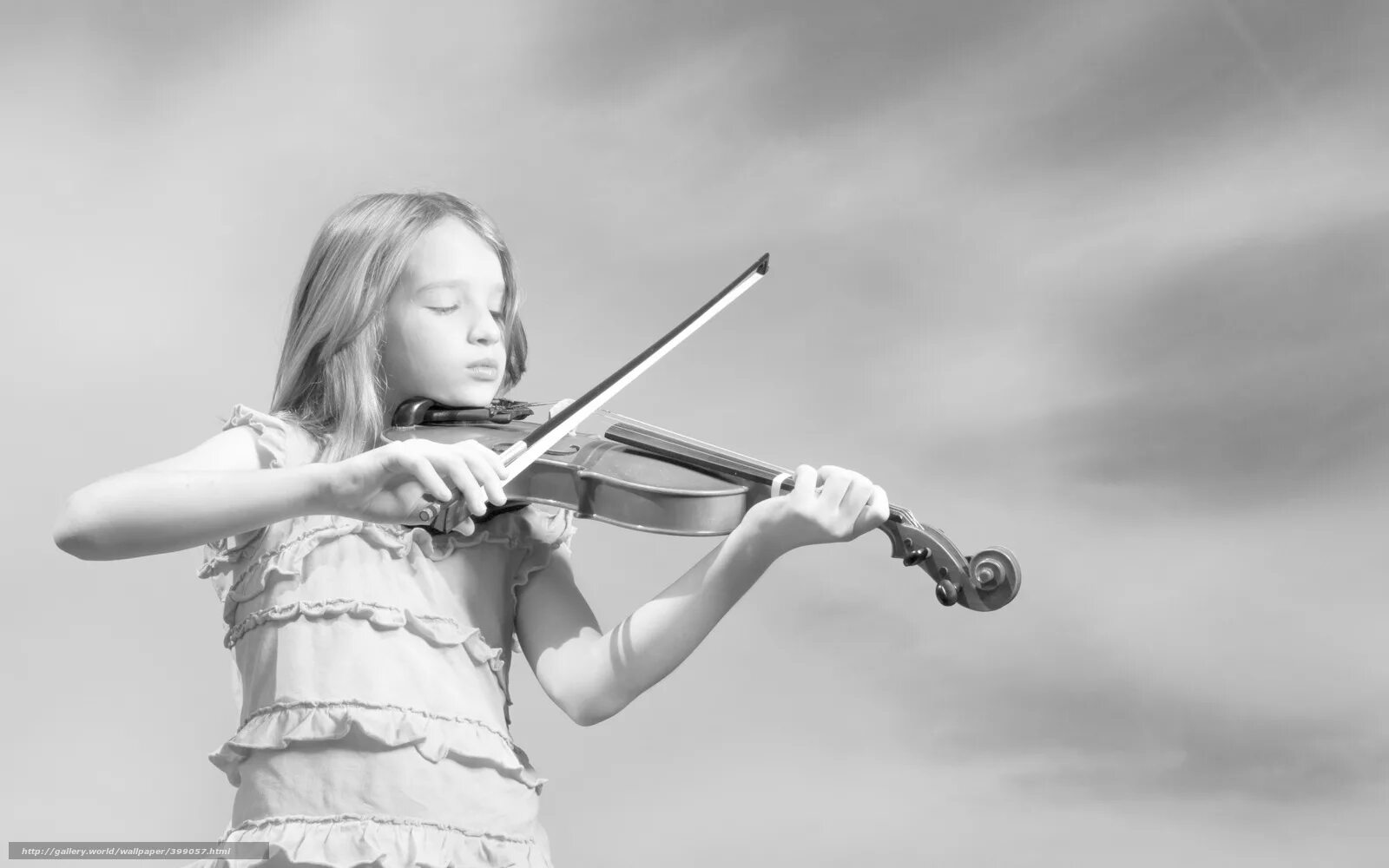 девочка уэнсдей с последней парты. линдси стирлинг. музыка девочка последний. майли сайрус за фортепиано. девушка за роялем.